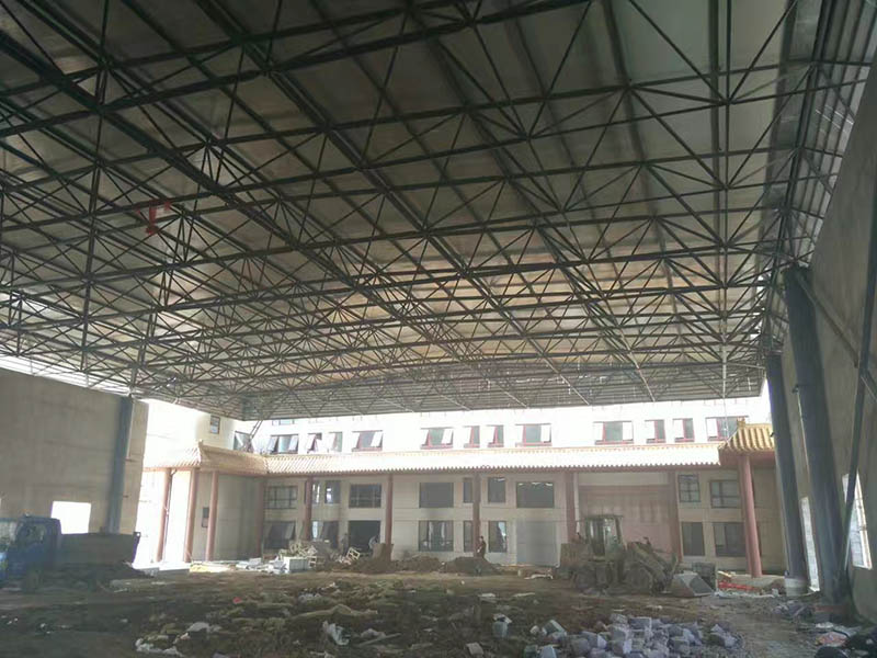 迪庆屋顶采光无缝钢管网架安装现场